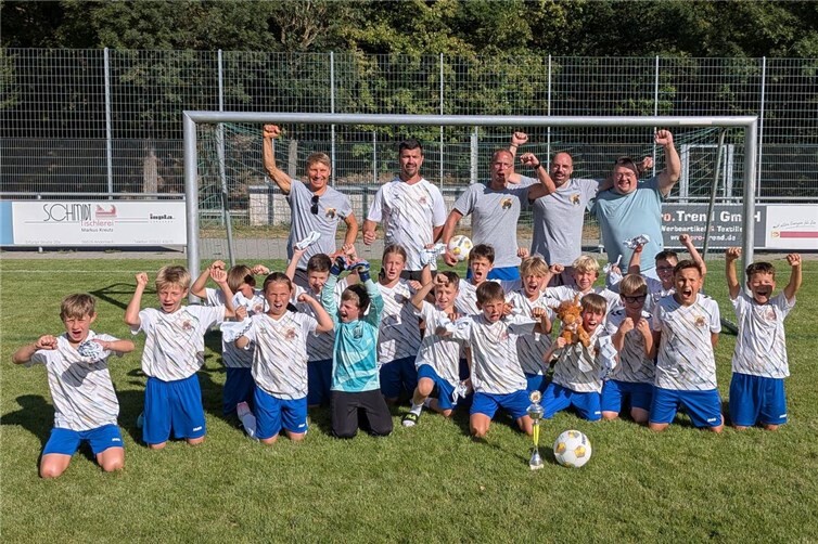 Die Vulkanbullen der JSG Nickenich/Eich E1 und E3 nach dem Turniersieg beim 1. Vulkanbullen-Cup. Hinten v. l. Christoph Auer, Thomas Herbst, Udo Schmitt, Lars Lespagnol, Sponsor Rene Meurer, vorne v. l. Hannes Auer, Leo Schelemei, Enno Lange, Estelle Spreitzer, Emil Herbst, Max Stern, Romy Schmitz, Levy Reichert, Noah Mosen, David Schmitt, Anton Witte, Theo Müller, Lennard Lespagnol, Paul Leyendecker, Leonard Müller, Jannis Bour und Kijell Ilkay Külahcioglu.