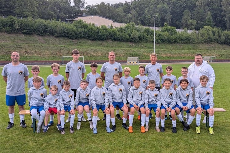 Die Vulkanbullen im neuen Outfit: hinten v.l. Lars Lespagnol, David Nonn, Paul Leyendecker, Tom Oberender, Noah Mosen, Udo Schmitt, Theo Müller, Emil Herbst, Christoph Auer, Enno Lange, Leonard Müller, Rene Meurer vom Malerbetrieb Meurer, vorne v.l. Anton Witte, Fa. Jannis Lespagnol, Lennard Lespagnol, Max Stern, Estelle Spreitzer, Romy Schmitz, Jannis Bour, Levy Reichert, David Schmitt, Kijell Ilkay Külahcioglu und Luke Pfeiffer 