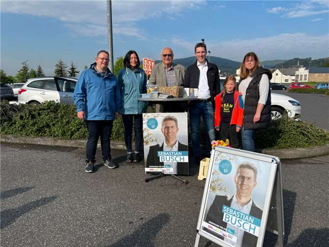 Die WAV Nickenich und Bürgermeisterkandidat Sebastian Busch verteilten zum Muttertag einen Blumengruß und andere kleine Aufmerksamkeiten. Foto: privat