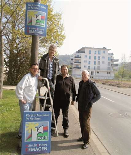 Die WGR beim Plakatieren der Wahlplakate in Kripp (v.l.n.r.) Udo Müller (Unkelbach), Dr. Peter Wyborny (Kernstadt), Holger Kowalewski (Oedingen) und Dr. Hans-Gerd Höptner (Oberwinter). privat