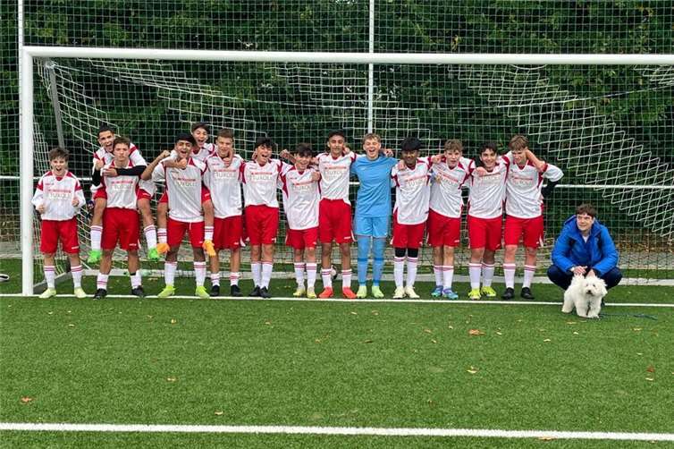 Die WHG-Fußballer freuen sich über den Sieg.Foto: Michael Schmidt