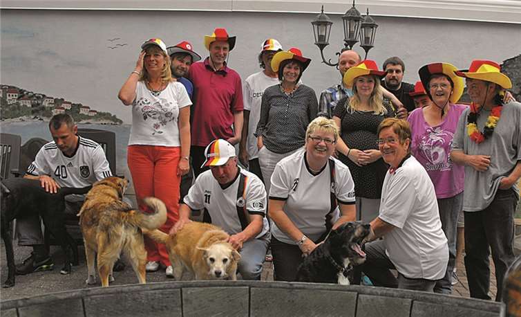 Die WM Fan-Meile in Ellingen spendete den Erlös aus den Fußballergebniswetten dem Tierheim Neuwied. privat