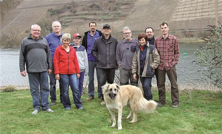 Die WSC-Mitglieder nach dem Frühjahrsarbeitstag mit ihrem neuen Maskottchen Balu. privat