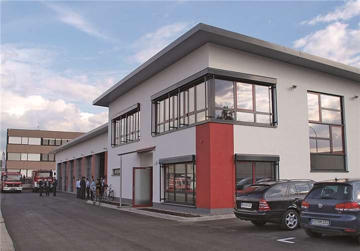 Die Wache Nord der Freiwilligen Feuerwehr Koblenz mit Sozialtrakt und Fahrzeughalle.