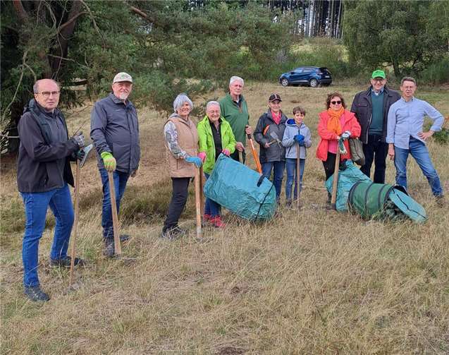 Die Wacholderwacht Osteifel organisierte zusammen mit dem Eifelverein Mayen den zweiten Arbeitseinsatz im Dr.-Heinrich-Menke-Park. Foto: Joachim Rogalski