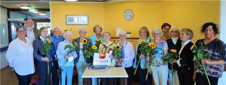 Die „Wachtberg Lerchen“ umrahmt von Rita und Dr. Dieter Braun (li.) und den Helferinnen.  Foto: privat