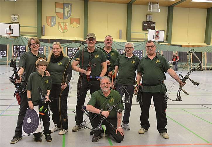 Die Wachtberger-Bogenschützen, Teilnehmer der diesjährigen deutschen Meisterschaft Halle des DFBV (hintere Reihe v.li.): Jan Bergholz, Iris Bergholz, Michael Mundt, Thomas Elbin, Michael Wühle und Theo Hoffmann, (vordere Reihe v.li.): Thies Bergholz und knieend Miroslav Jiranek. Bogenschützen Wachtberg e.V.