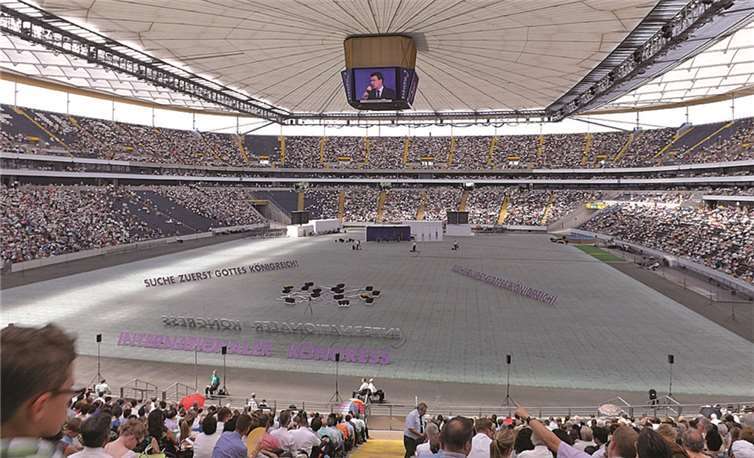 Die Wachtberger Gemeinde besuchte den Bibelkongress der Zeugen Jehovas in der Frankfurter Commerzbank-Arena. JZ