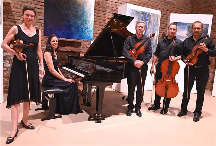 Die Wachtberger Musikerinnen Elisa Wittbrodt (Geige) und Gabriela Pullen (Klavier) konzertieren mit dem „Antares Quartett“, das vor 25 Jahren von Studenten in Köln gegründet wurde. Foto: privat
