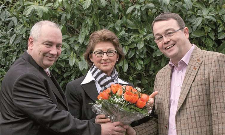 Die Wachtberger SPD nominierte Renate Offergeld zur Bürgermeisterkandidatin bei der Kommunalwahl am 25. Mai. Es gratulierten der Ortsvereinsvorsitzende Andreas Wollmann (l.) und der Fraktionsvorsitzende Dr. Bernd Becker (r.). Jost