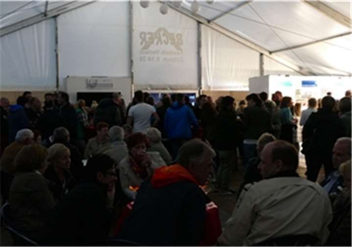 Die Wachtberger verlegten die Party kurzerhand ins Ausstellerzelt.