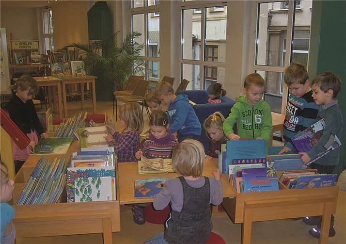 Die „Wackelzähne“ schmökern in der großen Bücherauswahl.privat