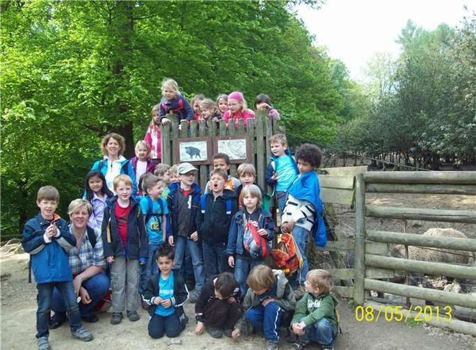 Die Wackelzähne und die Grundschulkinder im Tierpark Rolandseck. Privat