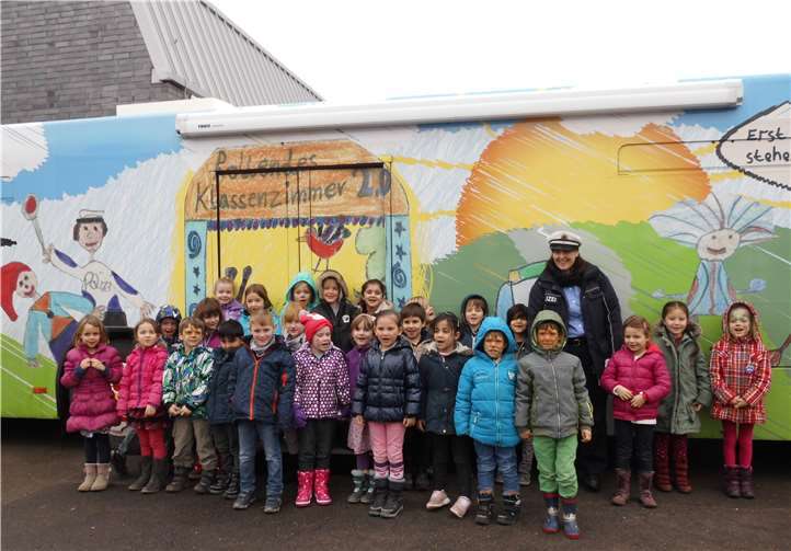 Die Wackelzähne vor dem Rollenden Puppentheater.Privat