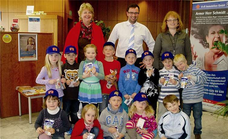 Die Wackelzahnkinder zu Besuch bei der örtlichen Bank. Privat