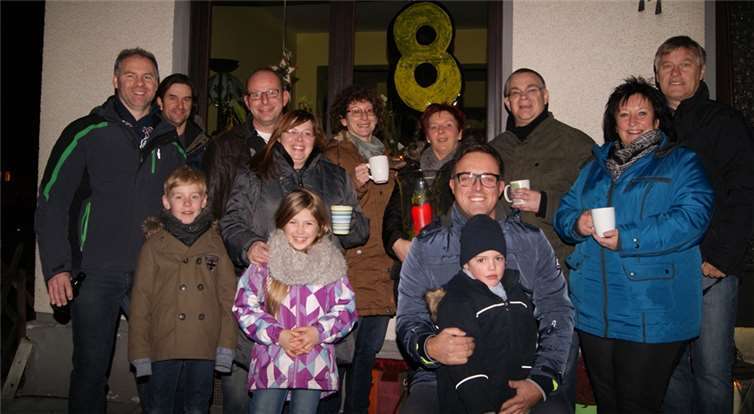 Die Wählergruppe Doll aus Niederzissen mit Freunden beim „Lebendigen Adventskalender“Breuch