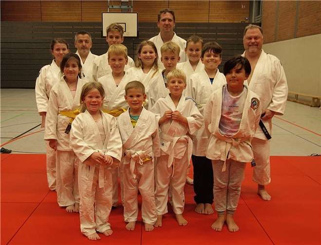 Die Wäller Judoka der Sportfreunde Montabaur aktiv e. V. freuen sich mit ihren Trainern André Wolf (3. Dan, schwarzer Gürtel) und Jens Schawaller (1. Dan, schwarzer Gürtel) über die bestandene Prüfung.