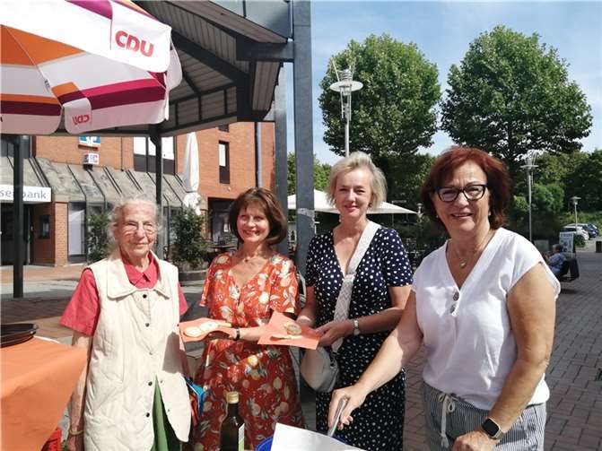 Die Waffel-Aktion der Frauen Union zum Start des Schuljahres hat Tradition.(v.l.) Erika Meyer zu Drewer, Sabrina Gutsche, Ariane Stech und Anne Viehmann.  Foto: privat