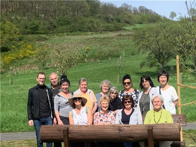 Die Waffelfrauen Hain vor den neuen Bäumen. Foto: privat