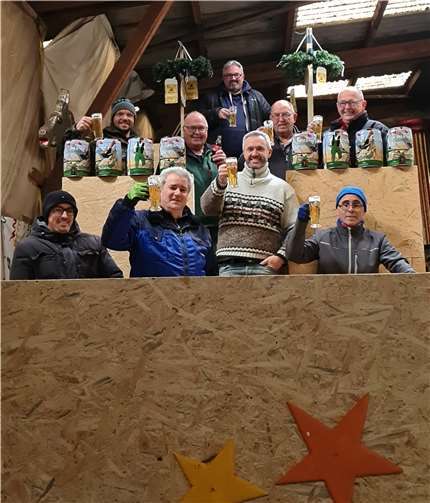 Die Wagenbauer der GKG Plaidt beim Richtfest des neuen Prunkwagens.Foto: privat