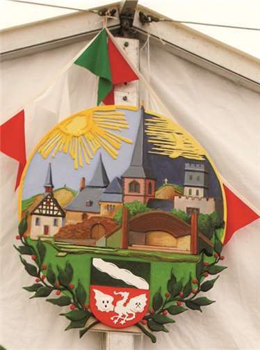 Die Wahrzeichen des Ortes zieren das JGV-Logo, das Robert Menden und Franz Weiler erstellt hatten.  DL