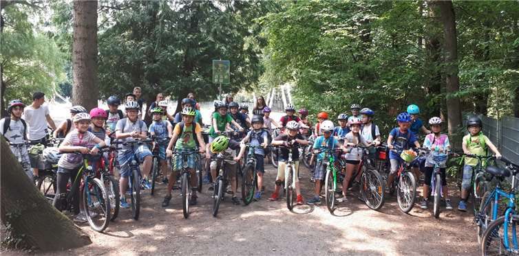 Die Waldau wurde mit Fahrrädern erkundet.privat