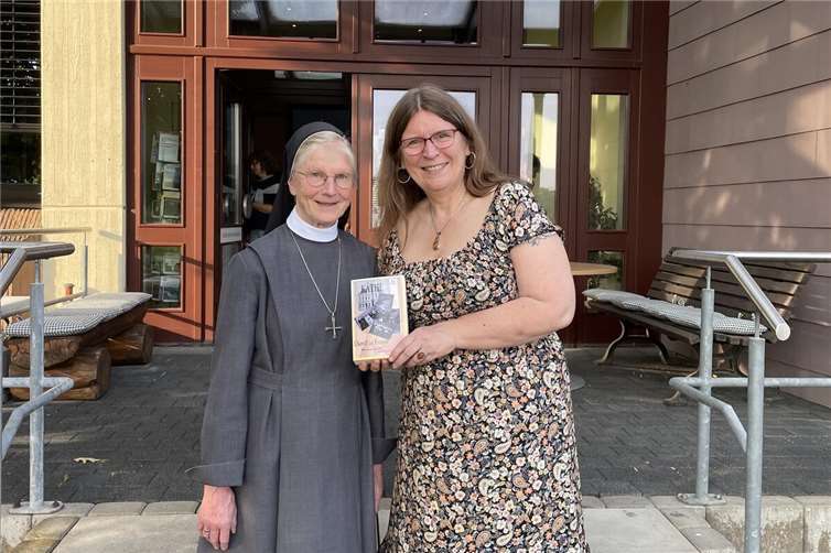 Die Waldbreitbacher Franziskanerin Schwester M. Veronika Dreymüller half der Bonner Autorin und Traumatherapeutin Katharina Prünte bei den Recherchen zu ihrer Romanbiografie „Käthe – Überall ist Fremde“.Foto: Ursula Ewens
