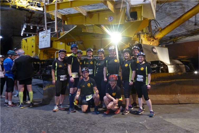 Die Waldbreitbacher Läuferinnen und Läufer freuen sich über den erfolgreichen Ausflug „Untertage“.  Foto: VfL Waldbreitbach/Julia Fröder