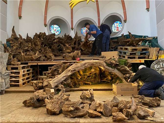 Die Waldbreitbacher Wurzelkrippenbauer sind offen für neue Mitstreiter.  Foto:privat