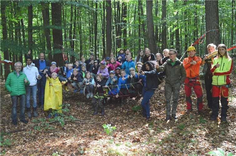 Die Waldferien sind ein Erfolg: Die Kinder sowie das Betreuer-Team haben großen Spaß. Foto: Stadt Montabaur / Ingrid Ferdinand
