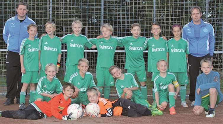 Die Waldorfer E-Junioren (hintere Reihe v.li.): Trainer Andreas Weber, Jonathan Roth, Jonas Frömbgen, Felix Zepp, Michel Stahl, Felix Meyer, Bastian Formella, Luisa Nasri und Trainer Udo Marx, (vordere Reihe v.li.): Tobit Roth, Johnny Mercer, Benedict Weber, Marlon Kelter, Jakob Stockhausen, Luca Marx und Julian Gypser. privat