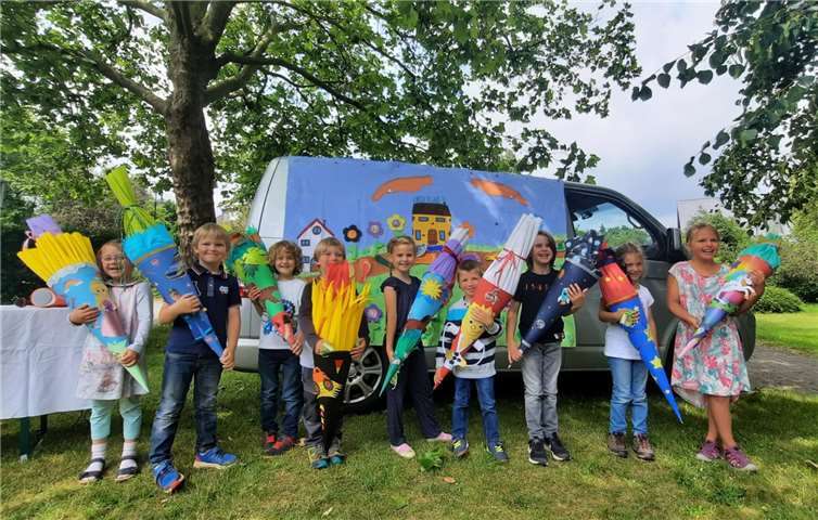 Die Waldorfer Vorschulkinder feiern ihren Abschluss. Nach dem Open-Air-Gottesdienst erhielten die Kinder ihre Schultüten. Fotos: privat
