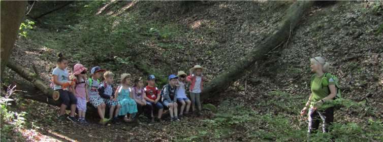 Die Waldpädagogin Sonja Schweikert begleitete die Kinder im Wald. Fotos: Haus für Kinder