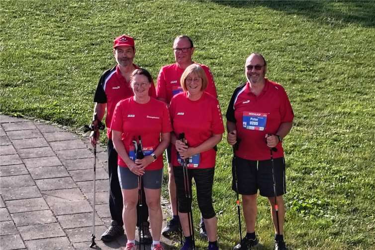 Die Walker des Neuwieder Wassersportvereins kurz vor dem Start in den Goethe-Anlagen, v.l.n.r.: Ruth Straub (Abteilungsleiterin), Beate Manz, Peter Kohnert, Ulrich Winkelmeyer und Jürgen Straub.Foto: privat