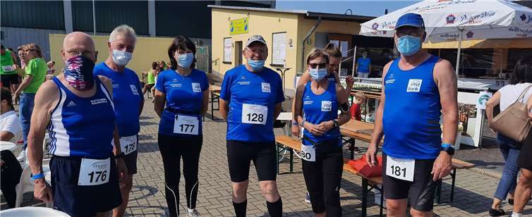 Die Walker vor dem Start (v.li. Hans-Hermann Krümpelmann, Erich Portz, Lydia Pauly, Willi Lörsch, Elisabeth Waldorf und Roland Wesche).Fotos: privat