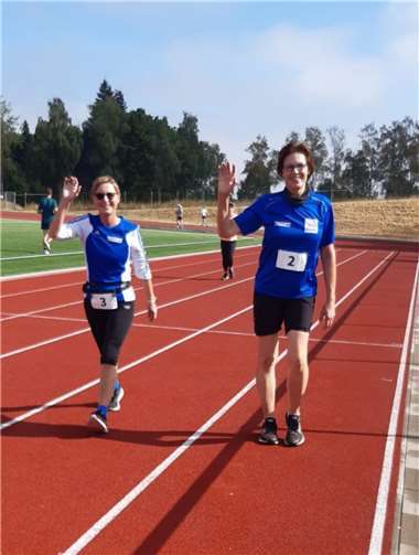 Die Walkerinnen Elisabeth Waldorf und Silke Törper auf dem Weg ins Ziel.
