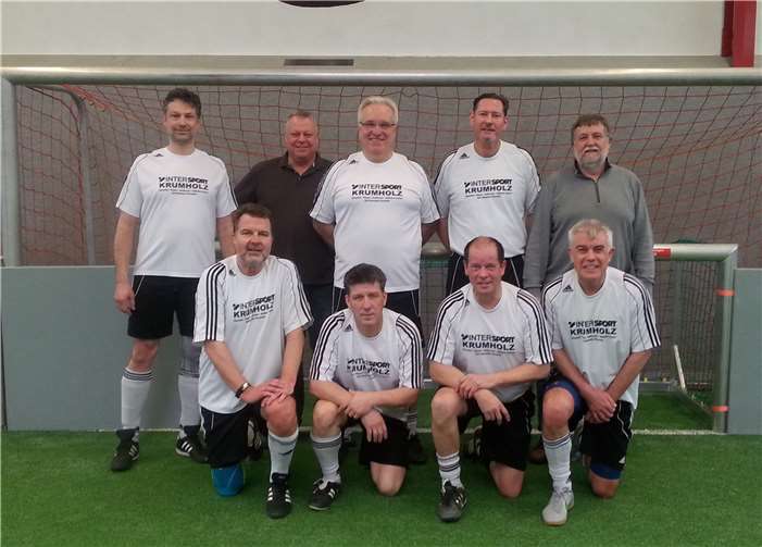 Die Walking FC Union (Stehend von links: Lothar Behrens, Christoph Grund, Thomas Rohde, Andre Groß, Günter Fuchshofen. Kniend von links: Alois Sieburg, Rainer Hüffel, Hugo Reiss, Karl-Heinz Schöneck). Fotos: Walking FC Union