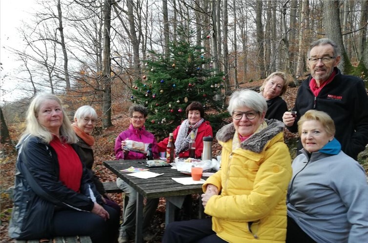 Die Walkinggruppe bei einer Rast neben dem geschmückten Baum. Fotos: privat