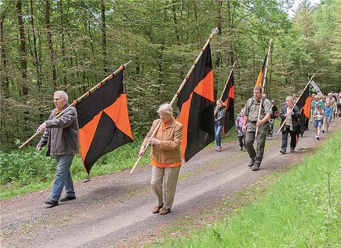 Die Wallfahrer auf dem Weg vom Spielmanns-Heiligenhäuschen zur Kirchenruine Hausenborn.Guido Brink