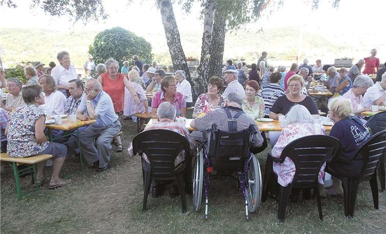 Die Wallfahrt der Maranatha-Bewohner auf den Apollinarisberg ging mit Kaffee und Kuchen im Klostergarten zu Ende. Privat