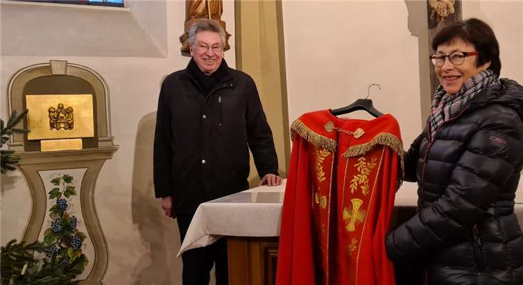 Die Walporzheimer Praxis für Neurokinesiologie hat ein neues Nikolausgewand für die Kapelle Walporzheim gestiftet.Foto: privat