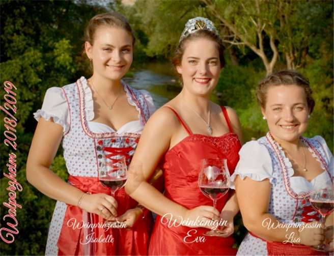 Die Walporzheimer Weinkönigin Eva Lanzerath mit ihren Prinzessinnen Isabell Eisenhart und Lisa Göbel wird die Gäste begrüßen.