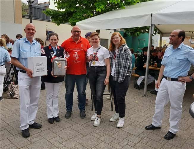 Die Walpozheimer Karnevalisten ließen es sich nicht nehmen dem Ahrweiler Spielmannszug eine Gedenkurkunde und ein Weinpräsent zu überreichen.  Foto: privat