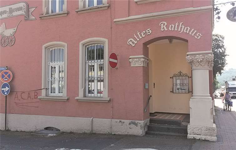 Die Wand des Bad Breisiger Puppenmuseums wurde mit Farbe beschmiert.red