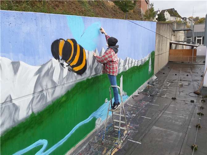 Graffitikunst auf der Eichwiese Die Wand ist nun farbenfroh und inspierend. Fotos: NC