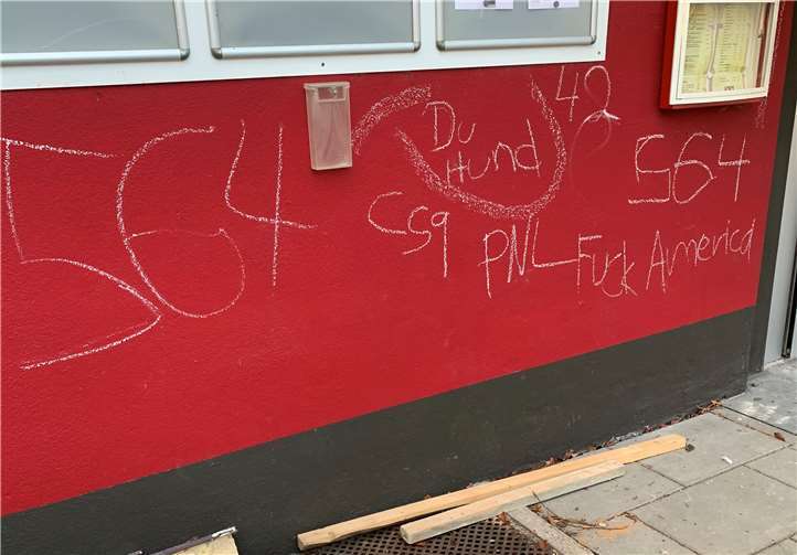 Die Wand vor der Eingangstür wurde durch Unbekannte beschmiert. Foto: privat