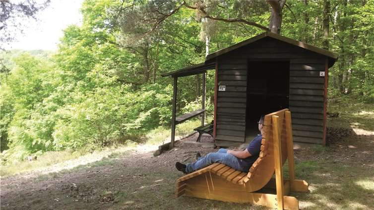 Die Wandeliege an der Eifelblickhütte lädt zum Rasten ein. privat
