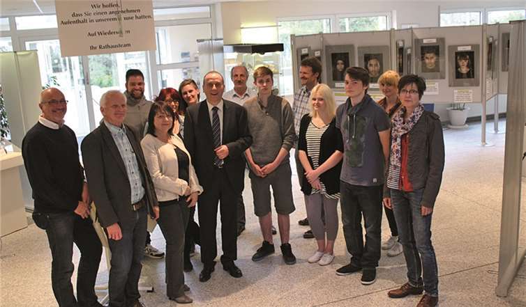 Die Wander-Foto-Ausstellung „Sag ungeschminkt deine Meinung zur Politik“ wurde im Foyer des Rathauses Niederzissen eröffnet. Privat