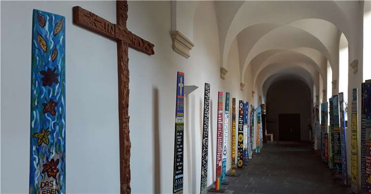 Die Wanderausstellung „Seelenbretter“ wird am Dienstag, 17. September, 15 Uhr, in der Verbandsgemeindeverwaltung Plaidt eröffnet. Foto: privat