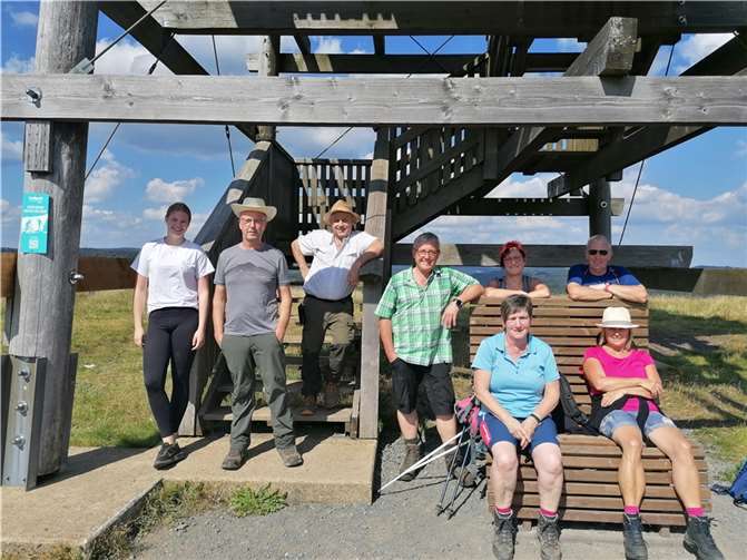 Die Wanderer am Aussichtspunkt „Landesblick“. Foto: privat